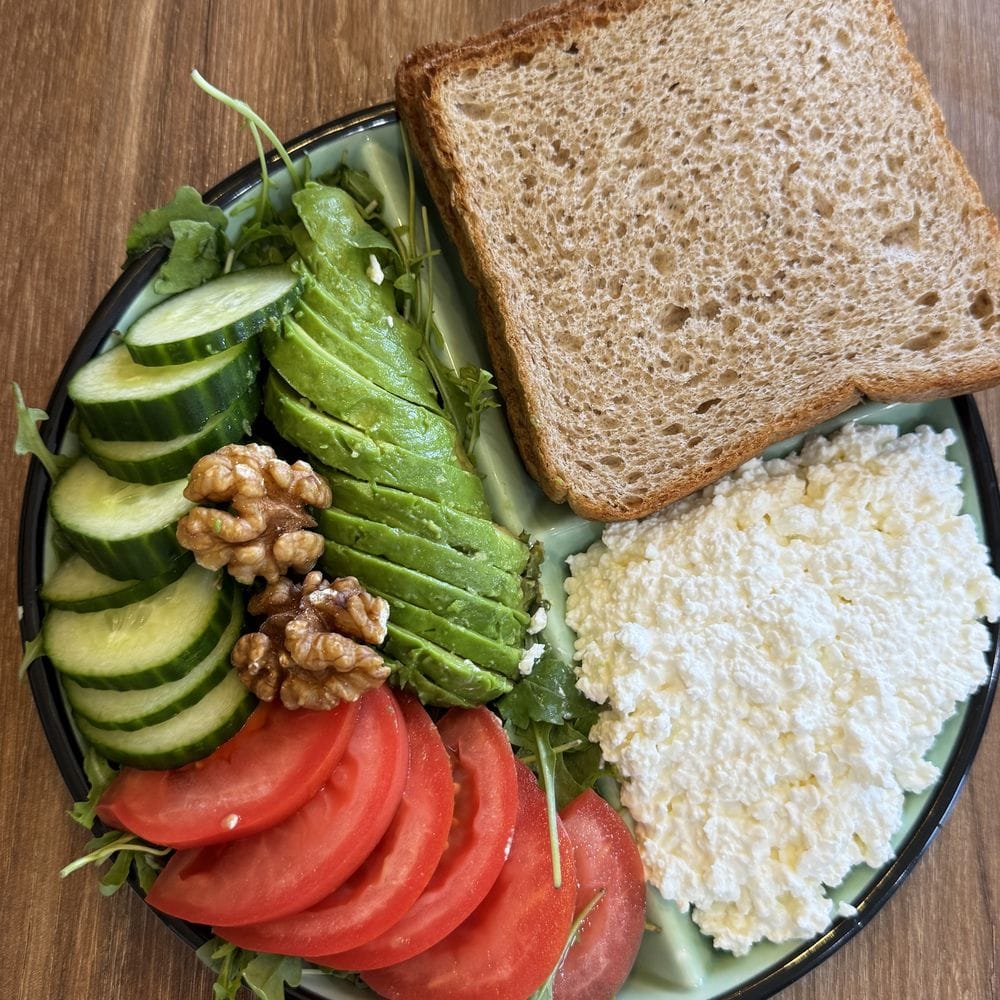 Cottage cheese, avocado and fresh vegetables