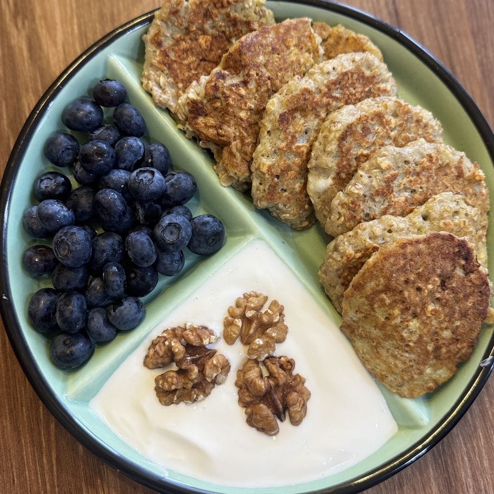 Oat pancakes, blueberries and yoghurt with nuts